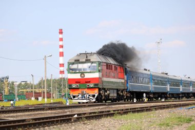 yolcu lokomotif hız alır