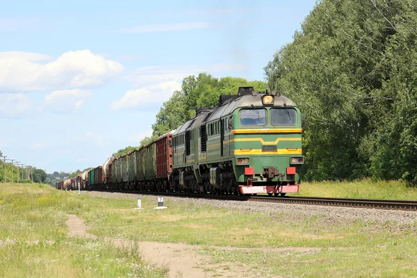 Yük trenli dizel lokomotif