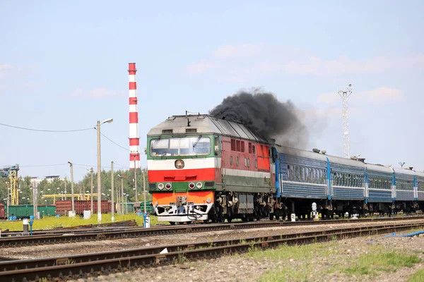 yolcu lokomotif hız alır