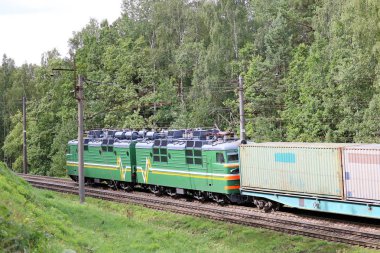 yük treni ile elektrikli lokomotif