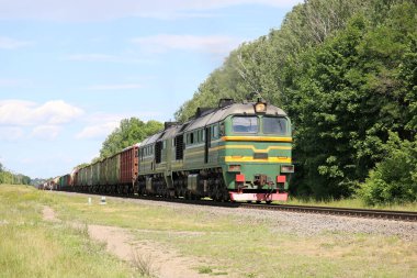 Yük trenli dizel lokomotif