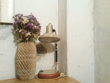 Eski lamba ve eski püskü bir duvar arka plan üzerinde kuru bir buket