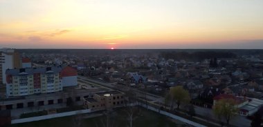 Küçük bir kasabada gün batımı.