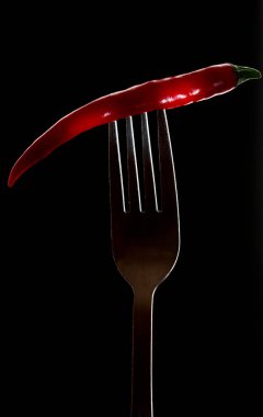 çatal üzerinde kırmızı acı biber