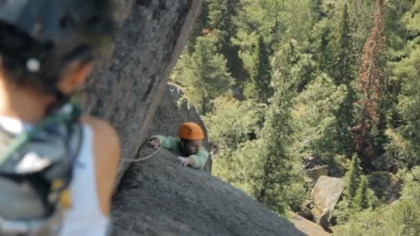 Joven escalador masculino hace el ascenso . — Vídeo de stock