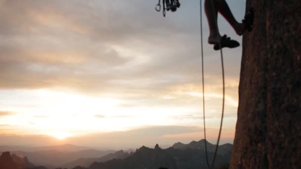 Bergsteiger an einem Seil den Berg hinunter. Weicher Fokus. — Stockvideo