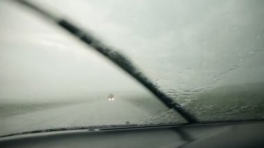 Araba otoyolda sırasında şiddetli yağmur sürmek..