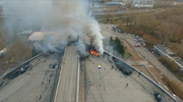 Flygfoto över brandmän släcka en stor brand på taket av byggnaden. — Stockvideo