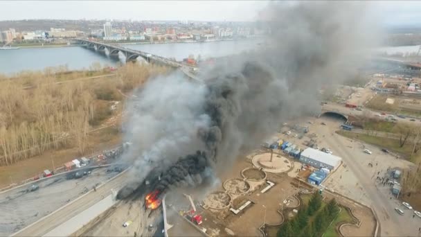 Widok z lotu ptaka z narażeniem życia dzielnych strażaków gaszenia duży ogień na dachu budynku. — Wideo stockowe