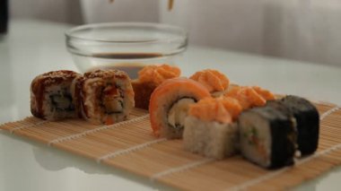 Bir Japon restoranında öğle yemeği. Suşi yiyen adam..