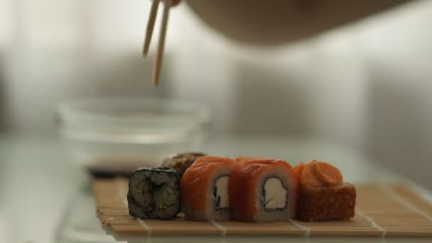 Oběd v japonské restauraci. Muž jí sushi. — Stock video