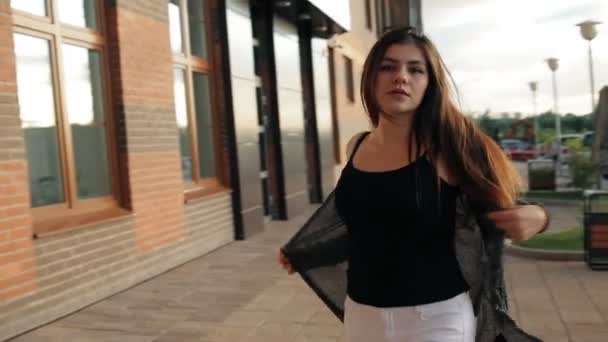 Молодая сексуальная женщина, гуляющая по улицам города . — стоковое видео