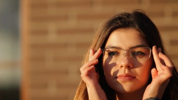 Portrait au ralenti d'une femme d'affaires portant des lunettes sur fond de paysage urbain . — Video
