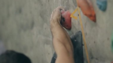 El dağcı portre. Eğitim dağcılar bouldering odasında.