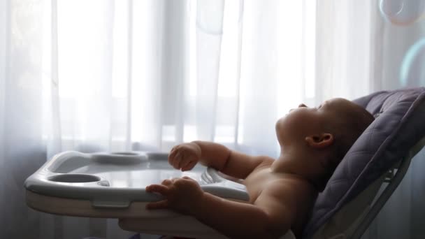 Mouvement lent d'un enfant attrape une bulle . — Video