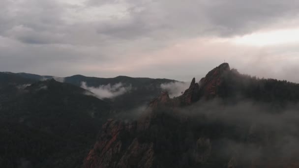 Luchtfoto viw van mist tussen de bergtoppen. Slecht weer en mist in het natuurreservaat van Siberische Stolby. — Stockvideo