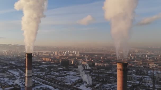 Luchtfoto van rook stijgen van de schoorsteen van een kolen-ketel. Dolly zoom effect. — Stockvideo