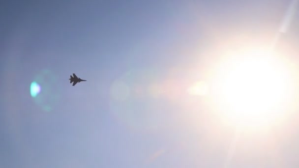 Combattants militaires fait une manœuvre dans le ciel . — Video