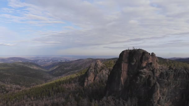 Vzdušný záběr skal a lesa v sibiřských přírodní Park Stolby. — Stock video