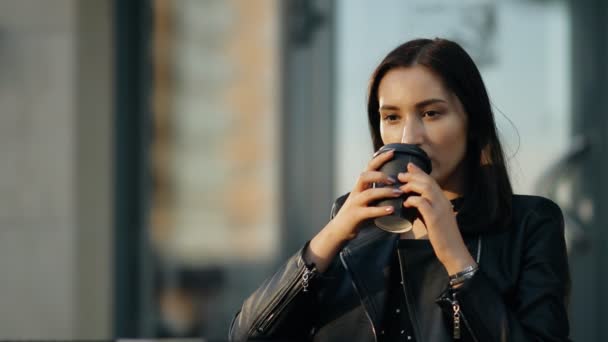 Jeune femme attrayante boire du café . — Video