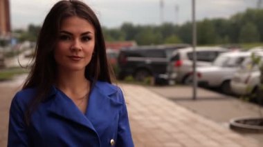 Şehir çekici beyaz kadın mavi ceket giyiyor şehirde sokaklarında yürüyen şık genç esmer kadın portresi.