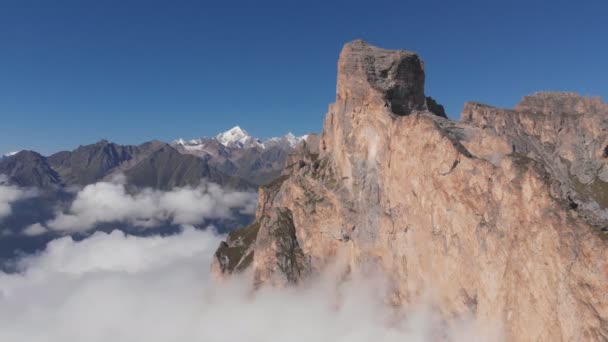 Veduta aerea della nebbia nella gola di montagna . — Video Stock