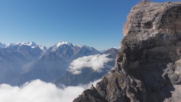 Luchtfoto van mist in de gorge van de berg. — Stockvideo