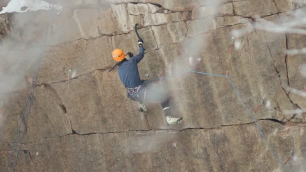 Ανταγωνισμού οι ορειβάτες για τον παγωμένο καταρράκτη. — Αρχείο Βίντεο
