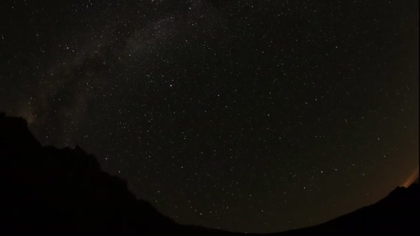 Tempo de queda do céu estrelado nas montanhas . — Vídeo de Stock