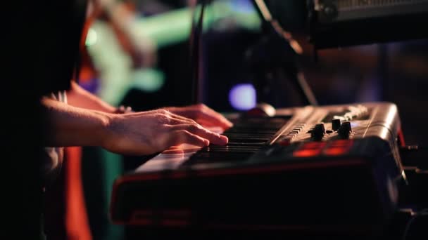 Les mains d'un musicien gros plan jouant du synthétiseur sur un concert de rock . — Video