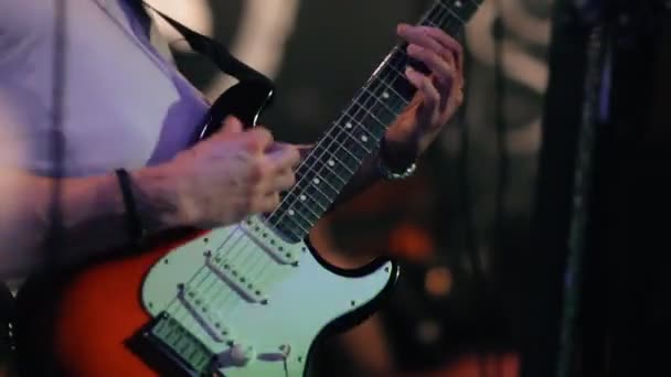 Mannelijke muzikant speelt basgitaar bij een rockconcert. — Stockvideo