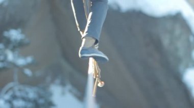 Abyss üzerinde hazır ropewalker.