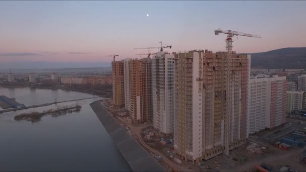Letecký pohled na záběr na západ slunce na výstavbu nové čtvrti na břehu řeky Jenisej. Krasnojarsk, Rusko. — Stock video