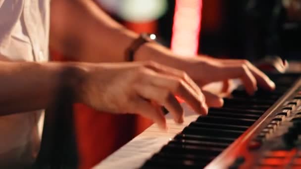 De handen van een close-up van de muzikant spelen de synthesizer op een rockconcert. — Stockvideo