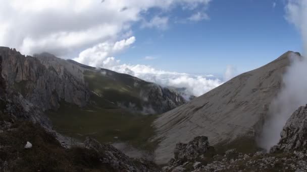 산 꼭대기에 구름의 시간 경과. — 비디오