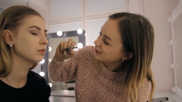 Makeup Och Frisyr Processen Porträtt Vacker Ung Kvinna Och Många — Stockvideo