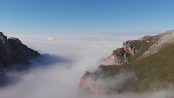 Vue aérienne du brouillard dans la gorge de montagne . — Video