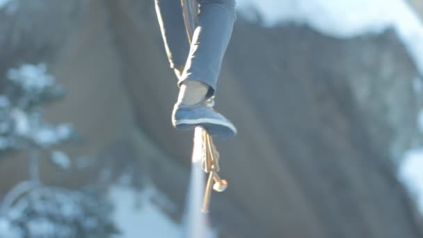 Ropewalker in bilico sull'abisso . — Video Stock