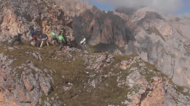 登山のグループの空中ショットは、ロープを引っ張ってください。緊急救助避難、山の頂上に登るために必要な場合. — ストック動画