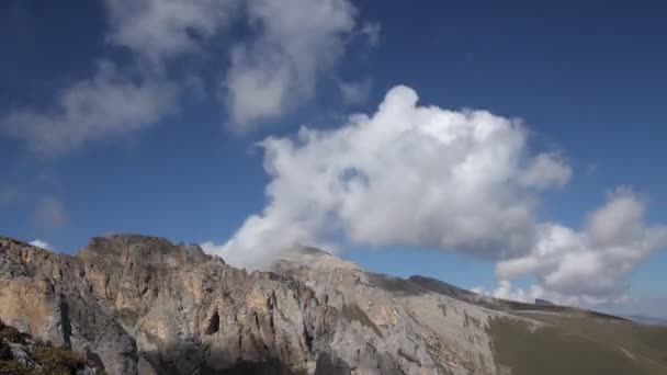 Tiempo de lapso de nubes sobre las cimas de las montañas . — Vídeos de Stock