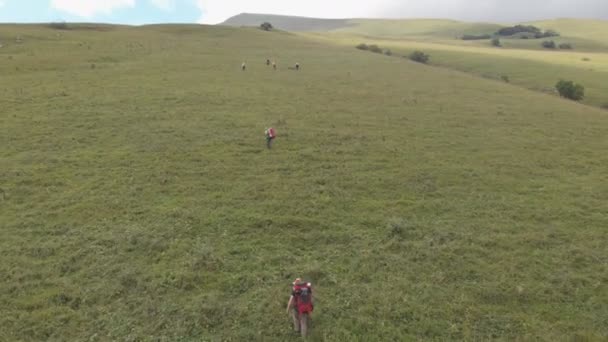 一群背着背包爬山的游客的空中镜头. — 图库视频影像