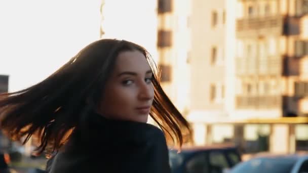 Młoda Kobieta Spacery Ulicach Miasta Zachodzie Słońca — Wideo stockowe
