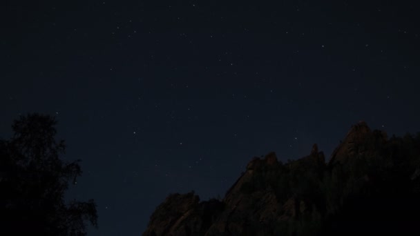 Zeitraffer des Sternenhimmels über den Berggipfeln im sibirischen Wald. krasnojarsk Naturschutzgebiet "stolby". — Stockvideo