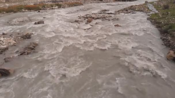 Durva hegyi folyó légi felvétel. — Stock videók