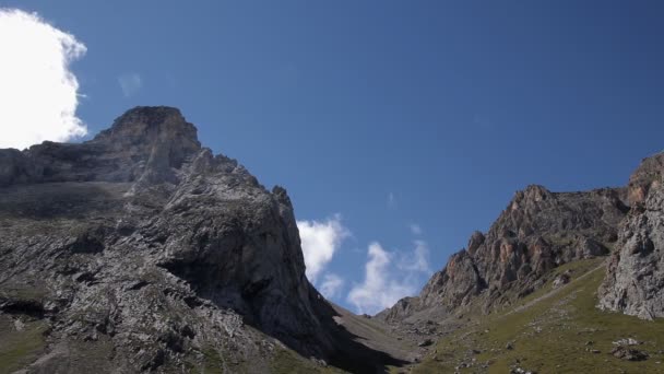 Nuvole galleggiano sopra le cime delle montagne . — Video Stock