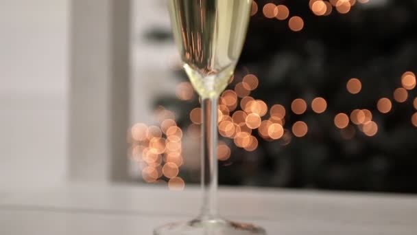 Ruka mladé ženy trvá sklenku šampaňského. — Stock video