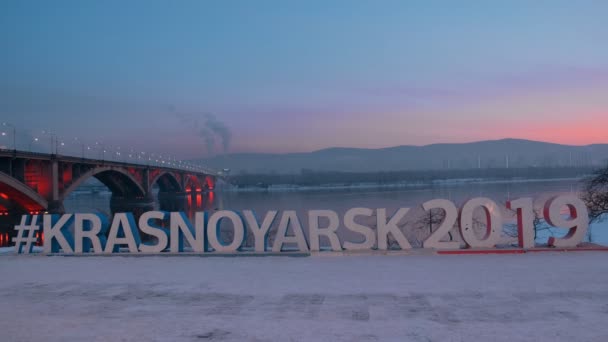 Krasnoyarsk, Federacja Rosyjska - 20 Jan, 2019: Symbol Zimowa Uniwersjada 2019 na tle mostu w Krasnojarsku. — Wideo stockowe