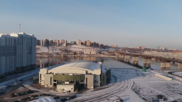 Krasnojarsk, Rusko - 20 Jan, 2019: Zimní stadion aréna pro zimní Univerziáda 2019 v Krasnojarsku. Letecký pohled. — Stock video