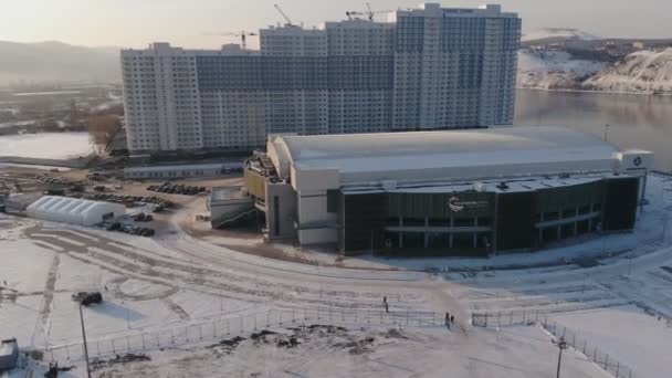 Krasnoyarsk, Rússia - 20 de janeiro de 2019: estádio de arena de gelo para a Universíada de Inverno 2019 em Krasnoyarsk. Vista aérea . — Vídeo de Stock