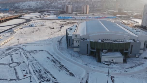 クラスノヤルスク - 2019 年 1 月 20 日: 冬のクラスノヤルスクでユニバーシアード 2019年アイス アリーナ スタジアム。航空写真ビュー. — ストック動画